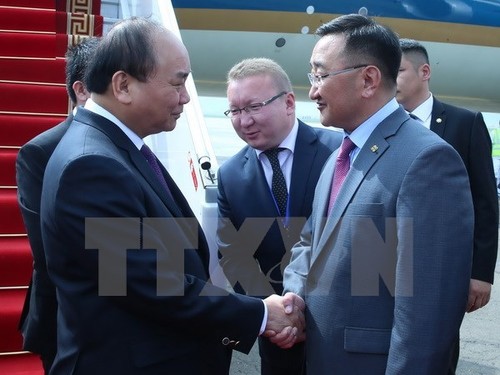 Prime Minister Phuc arrives in Ulan Bator, begins an official visit - ảnh 1